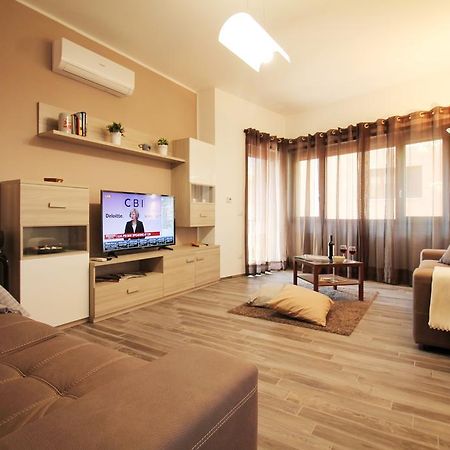 Eur Bright Spacious Terraced Apartment With Private Parking Only For Small Cars Rome Exterior photo