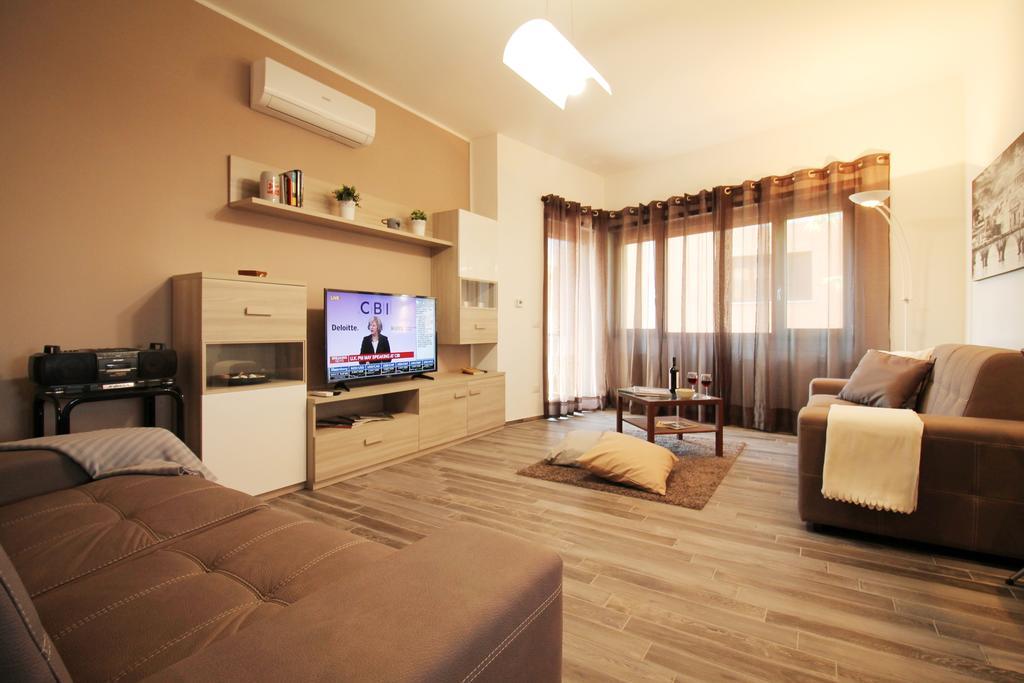 Eur Bright Spacious Terraced Apartment With Private Parking Only For Small Cars Rome Exterior photo