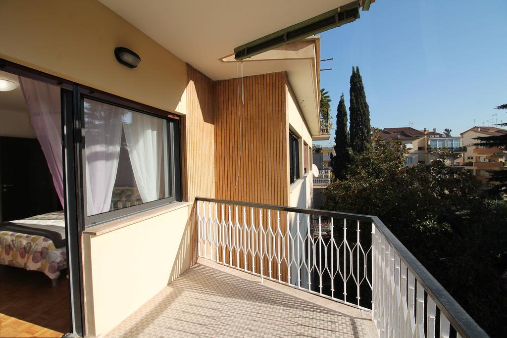 Eur Bright Spacious Terraced Apartment With Private Parking Only For Small Cars Rome Exterior photo