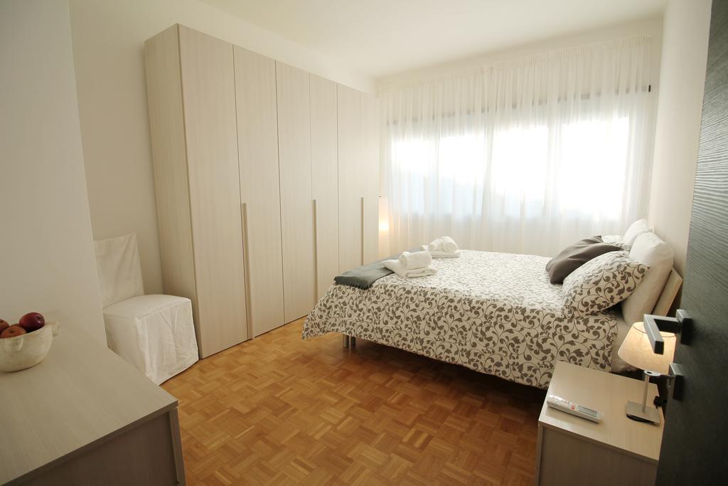 Eur Bright Spacious Terraced Apartment With Private Parking Only For Small Cars Rome Exterior photo