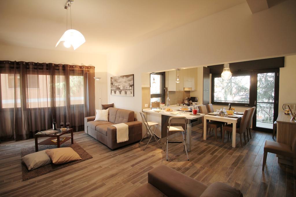 Eur Bright Spacious Terraced Apartment With Private Parking Only For Small Cars Rome Exterior photo