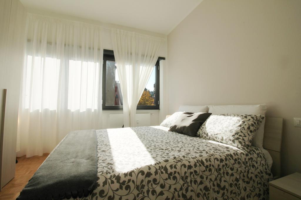 Eur Bright Spacious Terraced Apartment With Private Parking Only For Small Cars Rome Exterior photo